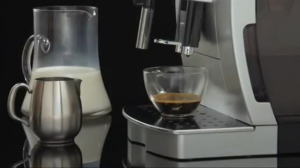 ماكينة صنع قهوة اوتوماتيكية بالكامل، من حبة البن الى الكوب من ديلونجي ECAM22.110.B, 220 وات، بلاستيك لونان أسود وفضي 13 videoframe 11355