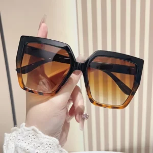 Women's sunglasses with large frame and modern irregular design for driving and beach the details Type of sport: Mountaineering Lens type: Anti-reflective Frame material: Plastic Style: Extra large Sunglasses Category: Ordinary decorative sunglasses