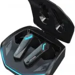 سماعات Lenovo GM2 Pro هي سماعات لاسلكية مخصصة للألعاب، مصممة لتقديم صوت عالي الجودة وأداء منخفض التأخير لتلبية احتياجات اللاعبين. فيما يلي التفاصيل الرئيسية لسماعات Lenovo GM2 Pro: المواصفات والميزات الرئيسية: وضع انخفاض التأخير (Low Latency Mode): تأتي بوضع مخصص للألعاب مع تأخير منخفض، مما يضمن عدم وجود تأخير كبير بين الصوت المعروض على الشاشة والصوت في أذنك. هذه الميزة أساسية للألعاب التنافسية حيث تكون إشارات الصوت الفورية مهمة. اتصال Bluetooth 5.3: مزودة بتقنية Bluetooth 5.3 التي توفر اتصالًا لاسلكيًا مستقرًا وسريعًا، مما يحسن مدى الاتصال ويقلل من التداخل. صوت غامر عالي الجودة: تحتوي على محركات صوتية عالية الجودة تقدم صوتًا غامرًا، مع تفاصيل واضحة في الترددات العالية وجهير عميق، مما يعزز تجربة اللعب ويوفر صوتًا دقيقًا لمواقع الأعداء أو الأحداث داخل اللعبة. تصميم مريح: تصميم خفيف الوزن ومريح يناسب الأذن بشكل آمن، وهو مناسب لجلسات اللعب الطويلة. هذه السماعات مصممة لتبقى ثابتة حتى أثناء الألعاب الشديدة. عمر بطارية طويل: توفر عمر بطارية ممتد يصل إلى 4-5 ساعات من اللعب المتواصل بشحنة واحدة، بالإضافة إلى عمر بطارية إضافي من خلال علبة الشحن. تحكم باللمس: مزودة بأزرار تحكم باللمس، مما يسمح لك بإدارة تشغيل الموسيقى أو الرد على المكالمات أو تفعيل وضع الألعاب بسهولة. إضاءة RGB: بعض الطرازات تأتي بإضاءة RGB قابلة للتخصيص، مما يضيف لمسة جمالية لتجربة اللعب. تقنية تقليل الضوضاء أثناء المكالمات: تحتوي على تقنيات لتقليل الضوضاء لتحسين جودة الصوت أثناء المكالمات أو أثناء المحادثات داخل الألعاب. استخدامات هذه السماعات: هذه السماعات اللاسلكية مثالية للاعبين الذين يبحثون عن تجربة صوت عالية الجودة مع تأخير منخفض وأداء ممتاز في الألعاب المحمولة أو الحاسوب الشخصي.