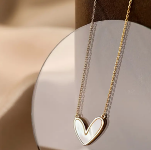 قلادة قلب صغيرة جميلة من الفولاذ المقاوم للصدأ مطلية بالذهب عيار 18 قيراط مناسبة للنساء لتزيين العنق في المواعيد الرومانسية 4 ثثثث