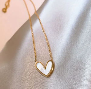 قلادة قلب صغيرة جميلة من الفولاذ المقاوم للصدأ مطلية بالذهب عيار 18 قيراط مناسبة للنساء لتزيين العنق في المواعيد الرومانسية 1 قلادة قلب صغيرة جميلة من الفولاذ المقاوم للصدأ مطلية بالذهب عيار 18 قيراط مناسبة للنساء لتزيين العنق في المواعيد الرومانسية