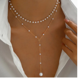 قلادة مزدوجة بطبقتين بأسلوب عتيق أنيق مع لمسات من اللؤلؤ المقلد وتعليقة بشراشيب 2 قلادة مزدوجة بطبقتين بأسلوب عتيق أنيق مع لمسات من اللؤلؤ المقلد وتعليقة بشراشيب