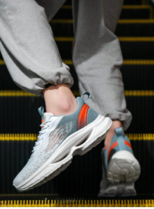 أحذية رياضية رجالية موضة بتدرج الألوان ، أحذية رياضية تنفس بألوان متباينة مع نظام ربط 17 2025 01 29 11 01 17 حذاء رياضي موضة رجالي مع تدرج اللون، تنفس، حذاء رياضي مربوط من الأمام مع لون تبا