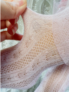 زوج واحد من جوارب شبكة صيد السمك الملونة الصلبة بعقدة فيونكة لامعة ولؤلؤ مزخرف بالزهور للفتيات 11 2025 02 18 18 47 05 1pair Girls Flower Embellished Pearl Glitter Bow Knot Solid Colored Fishnet S