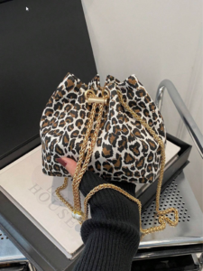 مصغرة جديدة أزياء القش مضفر الذهب سلسلة الرباط حقيبة دلو ، حقيبة الشاطئ 4 2025 02 19 09 54 14 Mini New Fashion Straw Braided Gold Chain Drawstring Bucket Bag Beach Bag SHE