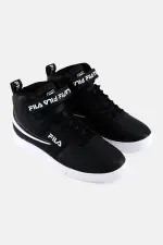 حذاء فيلا فولك 13 ريبِيت لوجو يتميز بتصميم كلاسيكي أنيق مع شعار FILA المتكرر، ونعل متين يوفر ثباتًا عاليًا، مما يجعله مثالياً للإطلالات العصرية والراحة اليومية.