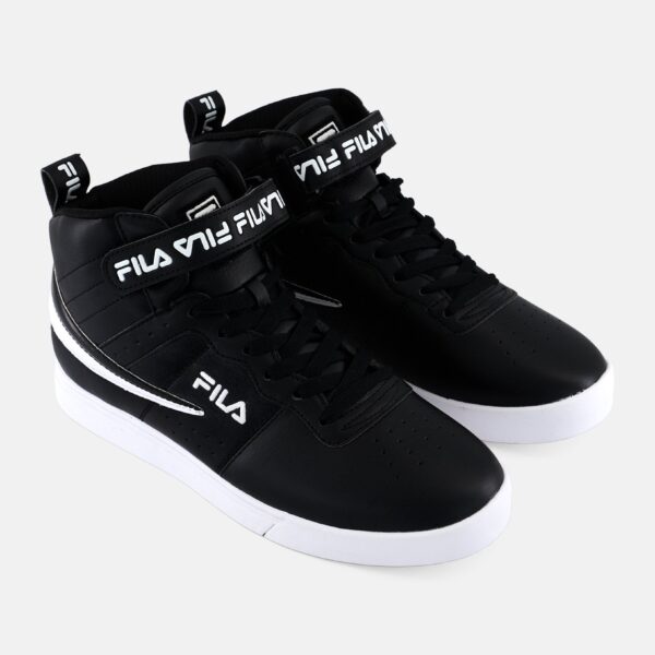 حذاء فيلا فولك 13 ريبِيت لوجو يتميز بتصميم كلاسيكي أنيق مع شعار FILA المتكرر، ونعل متين يوفر ثباتًا عاليًا، مما يجعله مثالياً للإطلالات العصرية والراحة اليومية.