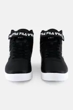 حذاء فيلا فولك 13 ريبِيت لوجو يتميز بتصميم كلاسيكي أنيق مع شعار FILA المتكرر، ونعل متين يوفر ثباتًا عاليًا، مما يجعله مثالياً للإطلالات العصرية والراحة اليومية.
