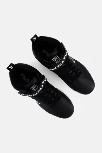 حذاء فيلا فولك 13 ريبِيت لوجو يتميز بتصميم كلاسيكي أنيق مع شعار FILA المتكرر، ونعل متين يوفر ثباتًا عاليًا، مما يجعله مثالياً للإطلالات العصرية والراحة اليومية.