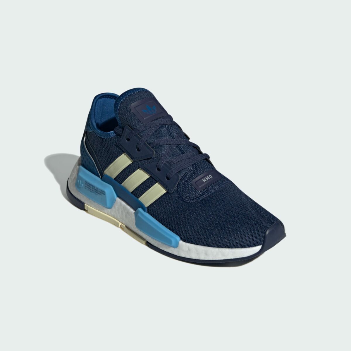 حذاء adidas NMD-G1 IG8585 يجمع بين الأناقة العصرية والراحة، بفضل تقنية Boost التي توفر توسيداً مرناً. يتميز بتصميم خفيف ونعل مطاطي يمنحك ثباتاً طوال اليوم.