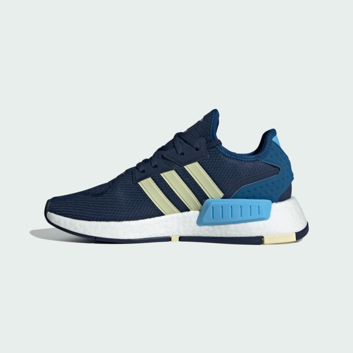 حذاء adidas NMD-G1 IG8585 يجمع بين الأناقة العصرية والراحة، بفضل تقنية Boost التي توفر توسيداً مرناً. يتميز بتصميم خفيف ونعل مطاطي يمنحك ثباتاً طوال اليوم.