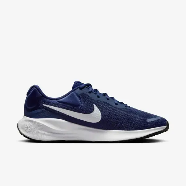 حذاء Nike Revolution 7 للرجال يوفر راحة فائقة بفضل الجزء العلوي الشبكي الخفيف والوسادة الداخلية المبطنة، مع نعل فوم مرن ونعل خارجي مطاطي لمزيد من الثبات أثناء الجري والتمارين اليومية.