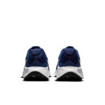 حذاء Nike Revolution 7 للرجال يوفر راحة فائقة بفضل الجزء العلوي الشبكي الخفيف والوسادة الداخلية المبطنة، مع نعل فوم مرن ونعل خارجي مطاطي لمزيد من الثبات أثناء الجري والتمارين اليومية.