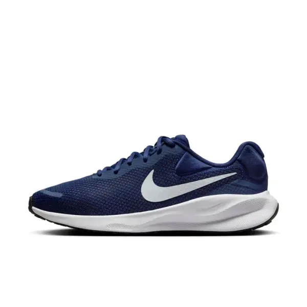 حذاء Nike Revolution 7 للرجال يوفر راحة فائقة بفضل الجزء العلوي الشبكي الخفيف والوسادة الداخلية المبطنة، مع نعل فوم مرن ونعل خارجي مطاطي لمزيد من الثبات أثناء الجري والتمارين اليومية.