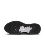 حذاء Nike Revolution 7 للرجال يوفر راحة فائقة بفضل الجزء العلوي الشبكي الخفيف والوسادة الداخلية المبطنة، مع نعل فوم مرن ونعل خارجي مطاطي لمزيد من الثبات أثناء الجري والتمارين اليومية.