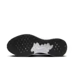 حذاء Nike Revolution 7 للرجال يوفر راحة فائقة بفضل الجزء العلوي الشبكي الخفيف والوسادة الداخلية المبطنة، مع نعل فوم مرن ونعل خارجي مطاطي لمزيد من الثبات أثناء الجري والتمارين اليومية.