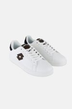 Lotto 1973EVO هو حذاء رياضي يجمع بين التصميم العصري والراحة الفائقة، مع نعل مبطن وخامات متينة توفر دعمًا وثباتًا مثاليًا طوال اليوم. مثالي للمشي، الرياضة، والاستخدام اليومي.