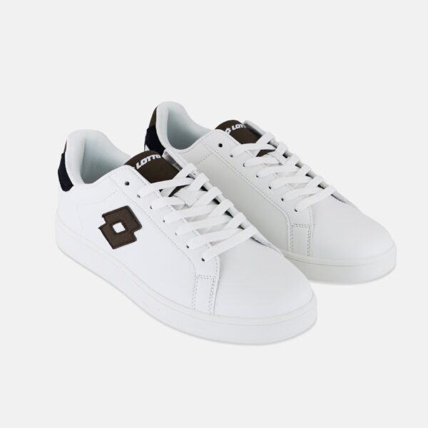 Lotto 1973EVO هو حذاء رياضي يجمع بين التصميم العصري والراحة الفائقة، مع نعل مبطن وخامات متينة توفر دعمًا وثباتًا مثاليًا طوال اليوم. مثالي للمشي، الرياضة، والاستخدام اليومي.