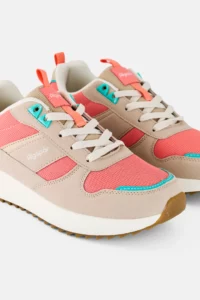 82TCT00073 CLOSE UP 1