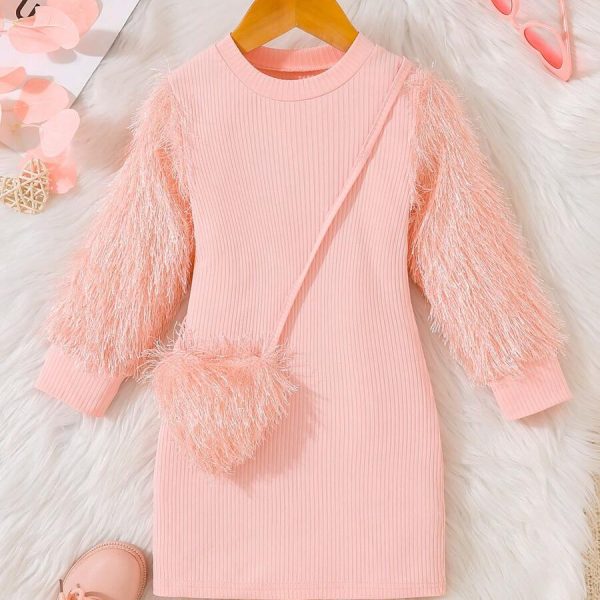 فستان وردي أنيق بأكمام طويلة مزينة مع حقيبة قلب – إطلالة أنثوية متكاملة للمناسبات