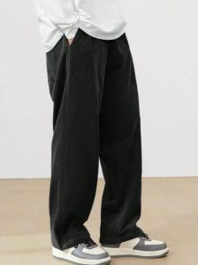 بنطلون كاجوال مضلع للرجال. 3 2025 05 15 10 07 23 Manfinity Hypemode بنطلون برمودا رجالي قطيفة فضفاض مع تفاصيل شارة مطبوعة شي إن