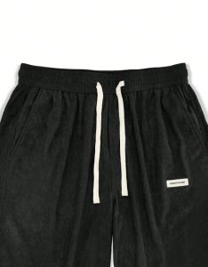 بنطلون كاجوال مضلع للرجال. 4 2025 05 15 10 08 22 Manfinity Hypemode بنطلون برمودا رجالي قطيفة فضفاض مع تفاصيل شارة مطبوعة شي إن