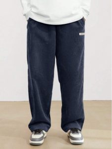 بنطلون كاجوال مضلع للرجال. 10 2025 05 15 10 11 32 Manfinity Hypemode بنطلون برمودا رجالي قطيفة فضفاض مع تفاصيل شارة مطبوعة شي إن