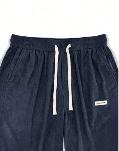 بنطلون كاجوال مضلع للرجال. 11 2025 05 15 10 11 51 Manfinity Hypemode بنطلون برمودا رجالي قطيفة فضفاض مع تفاصيل شارة مطبوعة شي إن