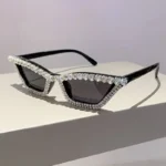 نظارات عين القطة النسائية بتفاصيل راقية مع لمسات من الأحجار الكريمة وعدسات متعددة قابلة للتبديل، فخامة وأناقة في قطعة واحدة، إكسسوار أنيق للنساء - الصورة 4