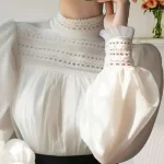 بلوز دانتيل نسائي بكم طويل – أناقة فرنسية لكل الأوقات