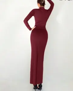 فستان برجاندي شيك سيكون خياراً رائعاً للسهرات والمناسبات الصيفية! اللون البرجاندي يتميز بأنه أنيق ومناسب للمناسبات الراقية، بينما يمكن تنسيقه مع تصاميم مختلفة 2 Untitled 7