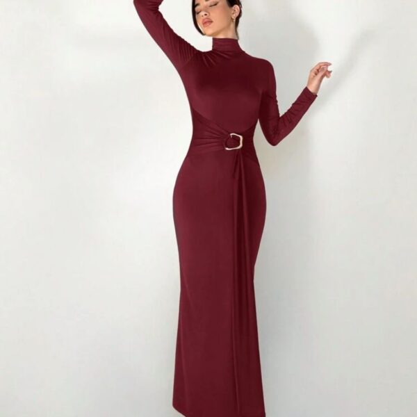 فستان سهرة برجاندي أنيق – تصميم راقٍ لإطلالة ليلية ساحرة