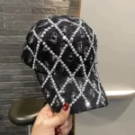 قبعة بيسبول دينيم ممزقة بتصميم فينتاج جديد، تصميم كاجوال مخطوم يدويًا على شكل معين، مثالية للأزياء المتقدمة - إكسسوارات للعشاق. - الصورة 7
