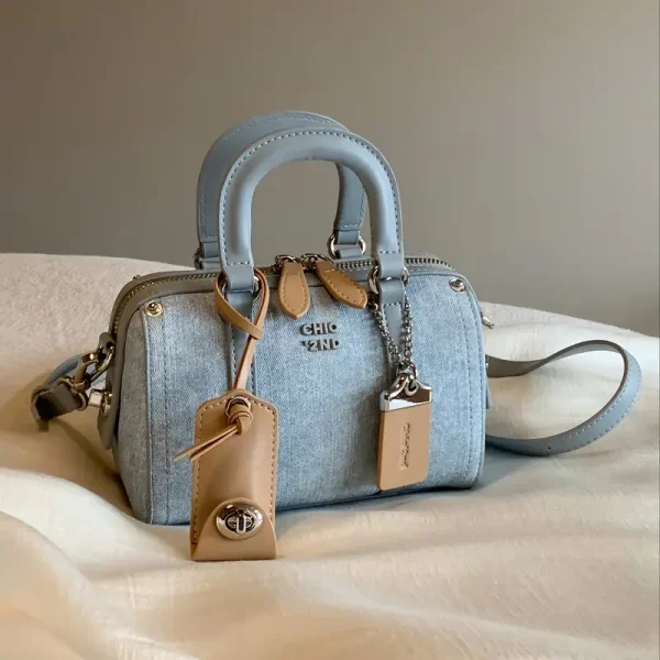 حقيبة كتف نسائية بلون موحد وتصميم وسادة أنيق – إغلاق بسحاب وتفاصيل مطلية بالحواف