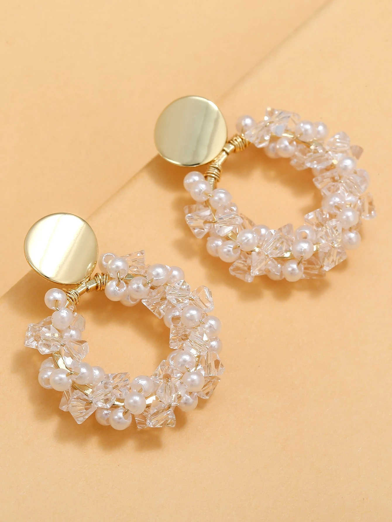 أقراط نسائية متدلية بلؤلؤ صناعي، تصميم ناعم وأنيق لكل المناسبات، مثالية لأي إطلالة رسمية أو كاجوال أنيقة Elegant Faux Pearl Drop Earrings – Minimalist Chic for Everyday & Events