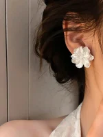 1 Pair White Bridal Flower Earrings, French & Vintage Style Mesh Floral Ear Accessory, High-End & Fashionable Earring Studs