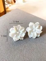 ⁦أقراط نسائية زهور بيضاء، تصميم فرنسي عتيق أنيق لهدايا الزفاف وعيد الأم، أقراط أنثوية ناعمة تناسب الزفاف والمناسبات⁩ - الصورة ⁦5⁩