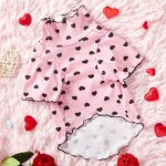 سويتر محبوك للقطط والكلاب بتصميم قلوب سوداء – إصدار عيد الحب من PETSIN