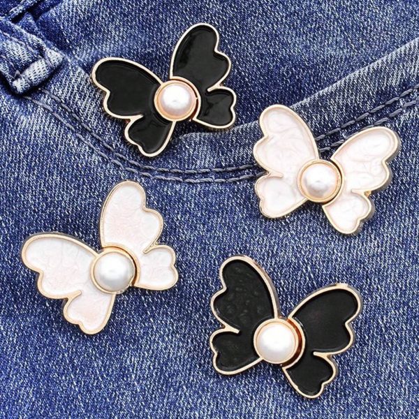 مشبك خصر معدني أنيق على شكل فراشة مع زر لؤلؤي، يثبت البنطلونات