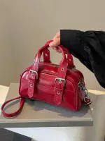 حقيبة بولينج نسائية نبيذي، جلد صناعي بتفاصيل بانك وحلقات معدنية، ستايل كاجوال عصري للاستخدام اليومي