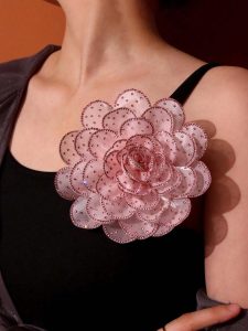 بروش زهرة ثلاثي الأبعاد فاخر بفصوص لامعة، إكسسوار كبير للمناسبات والفساتين وحقائب اليد 1 1719908186dceedb820992438a0ea00c61c4f65d6e