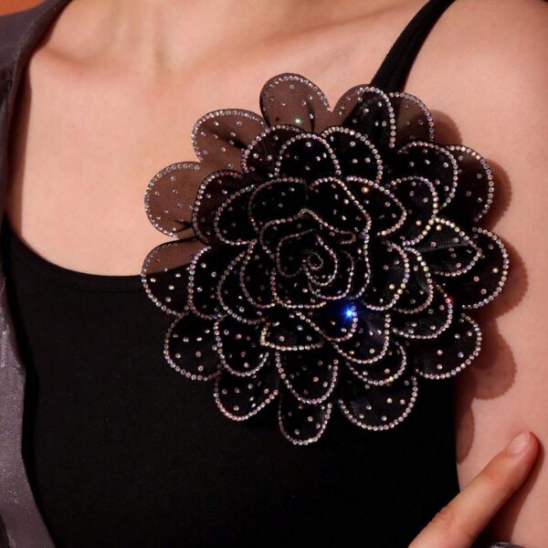 بروش زهرة فخم ثلاثي الأبعاد مزين بفصوص – إكسسوار مثالي للفساتين والمناسبات الرسمية
