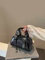 حقيبة بولينج نسائية نبيذي، جلد صناعي بتفاصيل بانك وحلقات معدنية، ستايل كاجوال عصري للاستخدام اليومي - الصورة 12