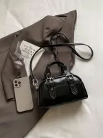 حقيبة بولينج نسائية نبيذي، جلد صناعي بتفاصيل بانك وحلقات معدنية، ستايل كاجوال عصري للاستخدام اليومي - الصورة 13