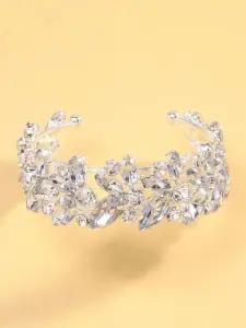 إسوارة فضية نسائية أنيقة مرصعة بالكريستال بتصميم مفتوح، لمظهر أنثوي مبهر، تضيف لمسة فاخرة وفريدة لأي إطلالة مسائية 3 1724727291bdfb649c3b8c1c70b9ea733ff3a9fc70