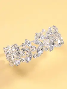 إسوارة فضية نسائية أنيقة مرصعة بالكريستال بتصميم مفتوح، لمظهر أنثوي مبهر، تضيف لمسة فاخرة وفريدة لأي إطلالة مسائية 4 1724727291e8f465387b11a454eacc2b898a9960d4