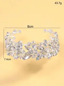 إسوارة فضية نسائية أنيقة مرصعة بالكريستال بتصميم مفتوح، لمظهر أنثوي مبهر، تضيف لمسة فاخرة وفريدة لأي إطلالة مسائية 1 1724727291ebcddd342a0933cda22a62a1101d5214