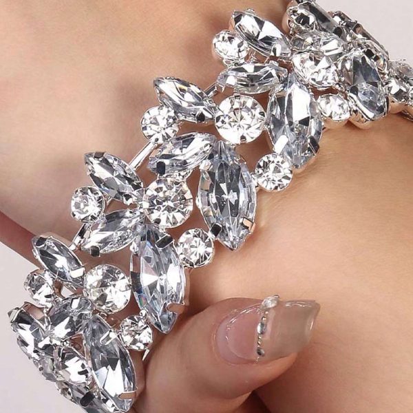 سوار كريستالي فضي فاخر مفتوح للنساء – تصميم مبالغ جذاب للحفلات والمناسبات