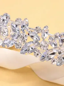 إسوارة فضية نسائية أنيقة مرصعة بالكريستال بتصميم مفتوح، لمظهر أنثوي مبهر، تضيف لمسة فاخرة وفريدة لأي إطلالة مسائية 5 172472730135fbcc8d608f9a222667172ecbf75126