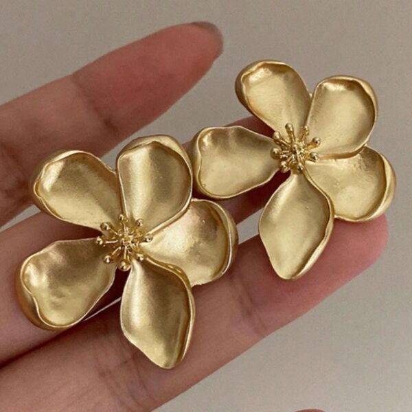 أقراط زهرية أنيقة بتصميم كلاسيكي – هدية مثالية للأم أو الحبيبة